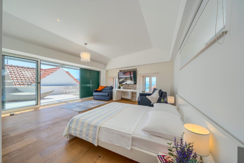Bed, TV and multimedia, Photo of the whole room, Bedroom