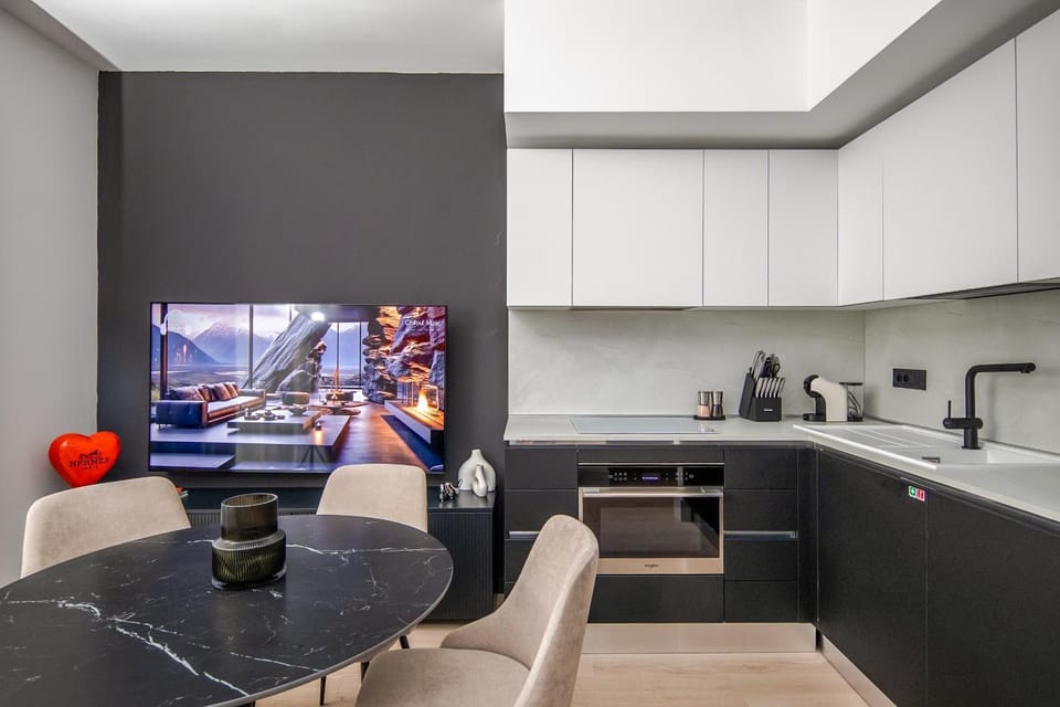 Coffee/tea facilities, Kitchen or kitchenette, Dining area, stove, toaster