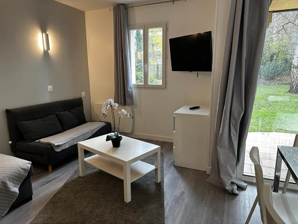 Garden, TV and multimedia, Living room, Seating area, Garden view