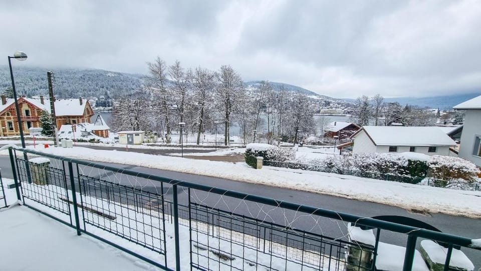 F2* * * 80M DU LAC avec vue+terrasse+proche centre Apartment in Gérardmer