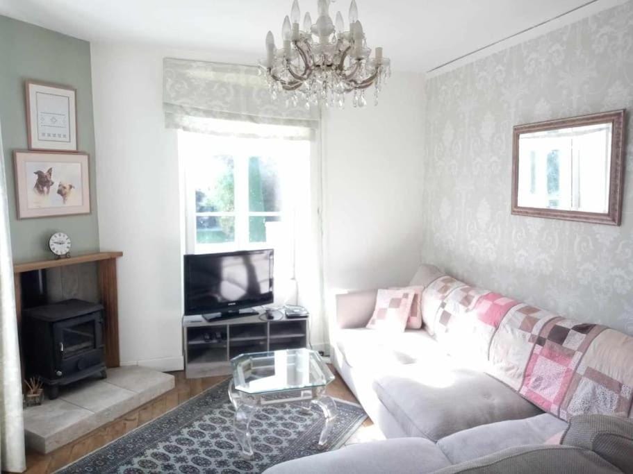 TV and multimedia, Living room, Seating area, flat iron