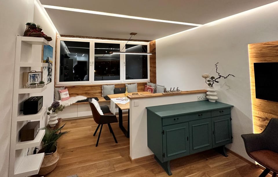 TV and multimedia, Living room, Seating area, Dining area