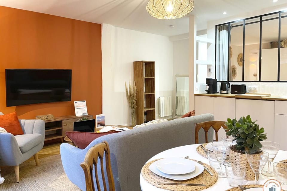 TV and multimedia, Kitchen or kitchenette, Living room, Seating area, Dining area, minibar