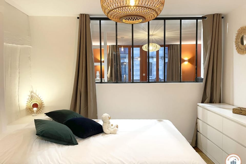 Bed, Photo of the whole room, Bedroom, towels