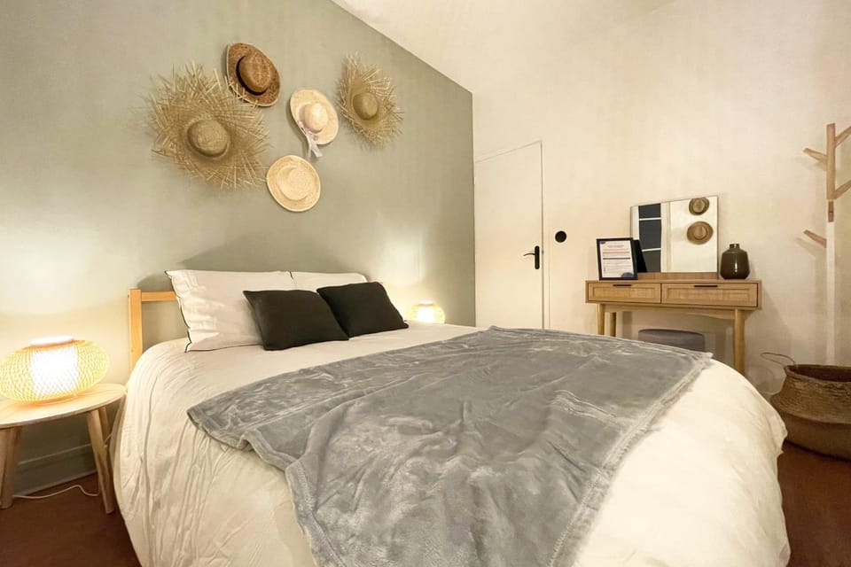Bed, Photo of the whole room, Bedroom