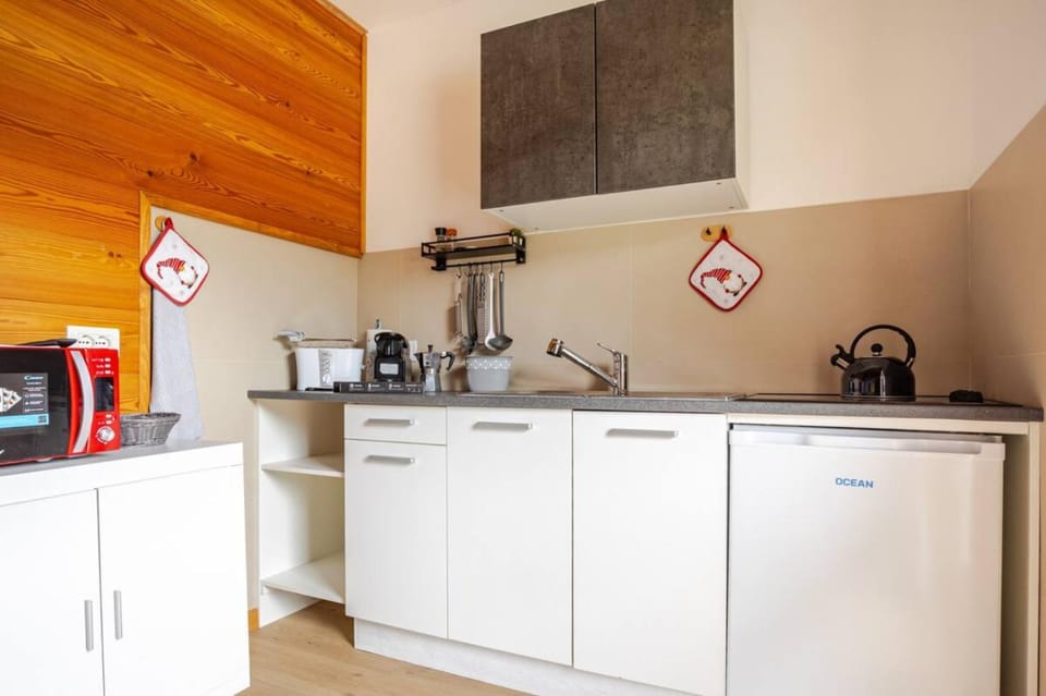 Coffee/tea facilities, Kitchen or kitchenette, stove