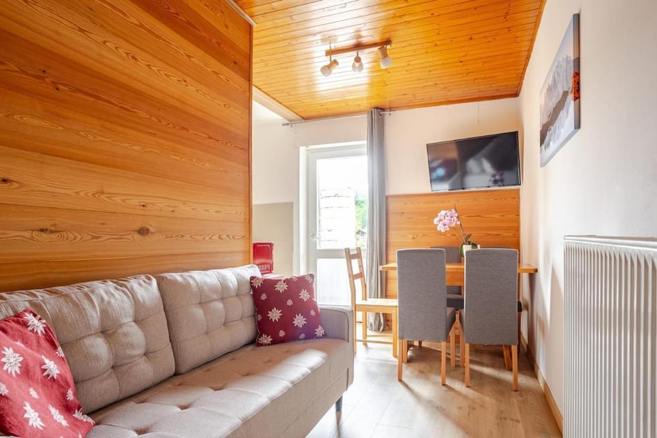 Living room, Seating area, Evening entertainment