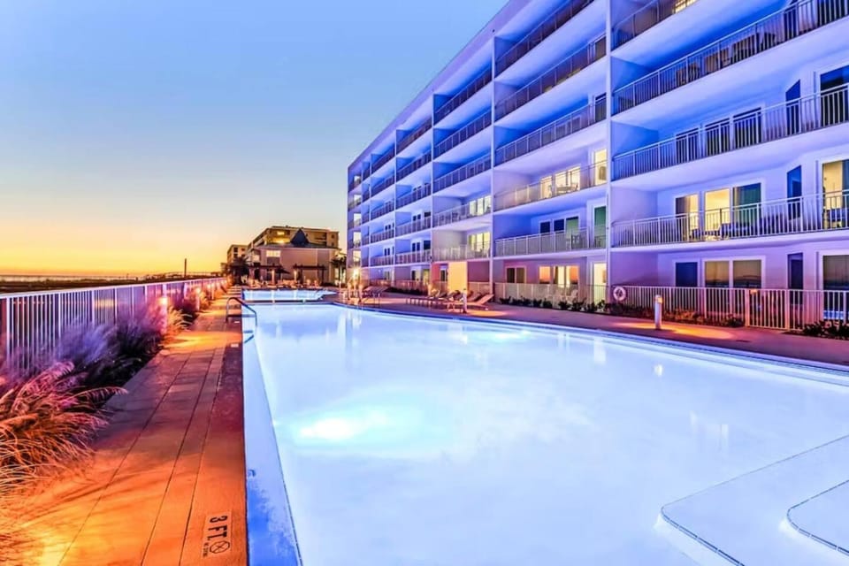 blu #606 Luxury 2 Bd Beachfront Condo Apartment in Okaloosa Island