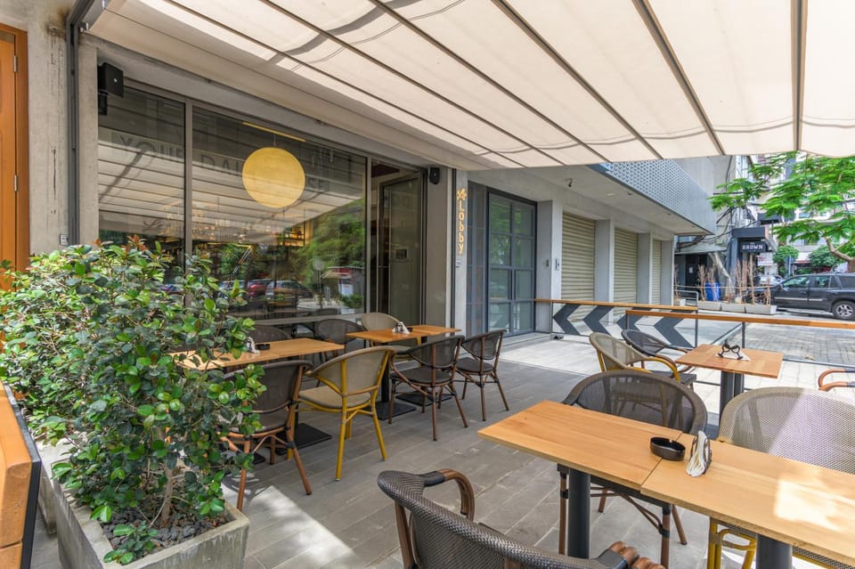 Restaurant/places to eat, Lounge or bar
