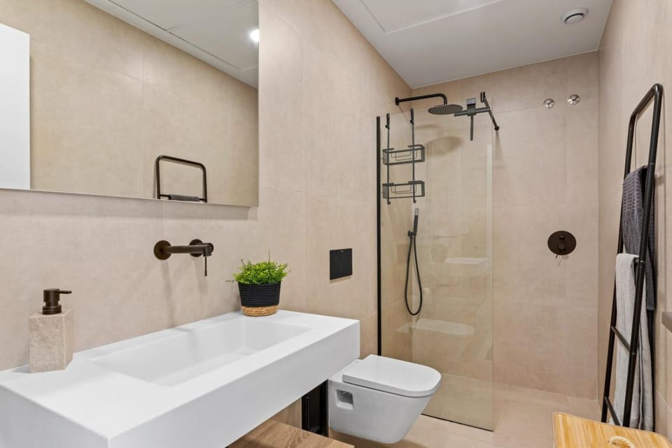 Shower, Toilet, Bathroom, towels