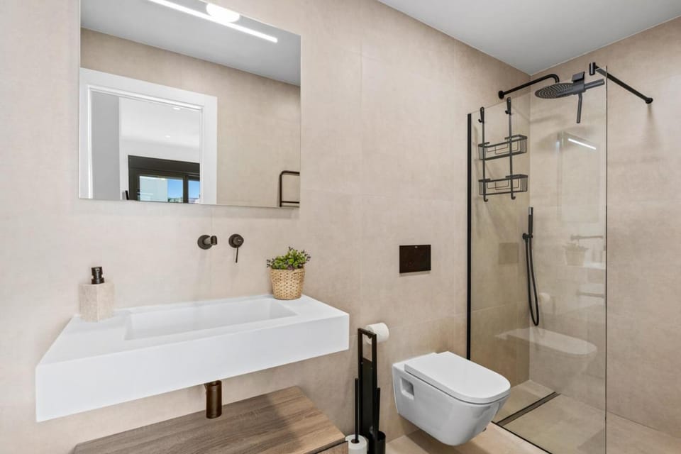 Shower, Toilet, Bathroom, towels