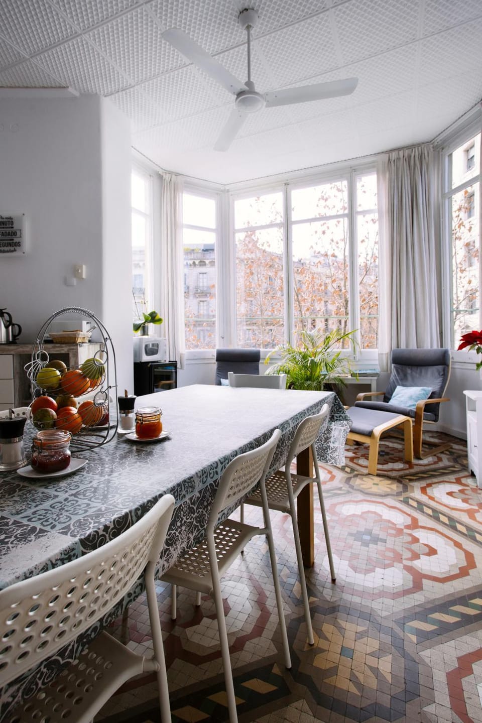 Living room, Food and drinks, Seating area, Dining area