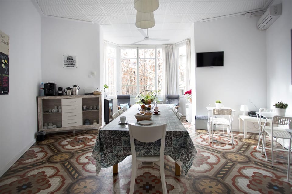 Communal lounge/ TV room, TV and multimedia, Coffee/tea facilities, Living room, Seating area, Dining area, air conditioner