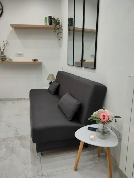 Lovely independent mini apartment central Cagliari Apartment in Cagliari