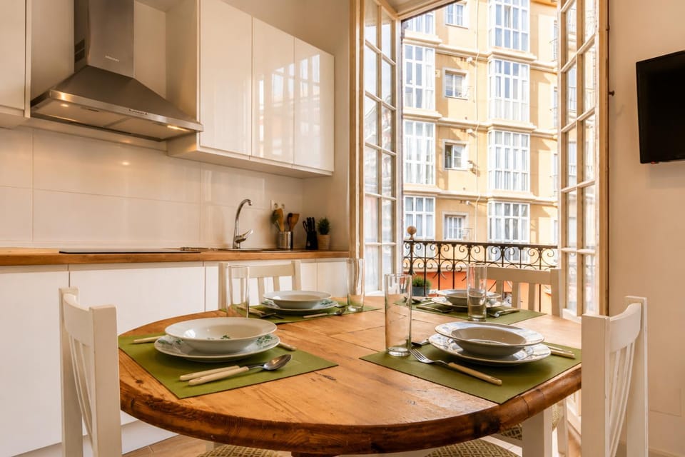 TV and multimedia, Kitchen or kitchenette, Food and drinks, Dining area, Food