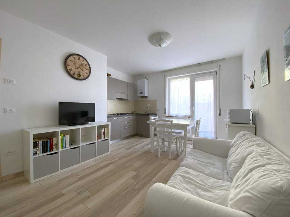 Communal lounge/ TV room, Library, Kitchen or kitchenette, Living room