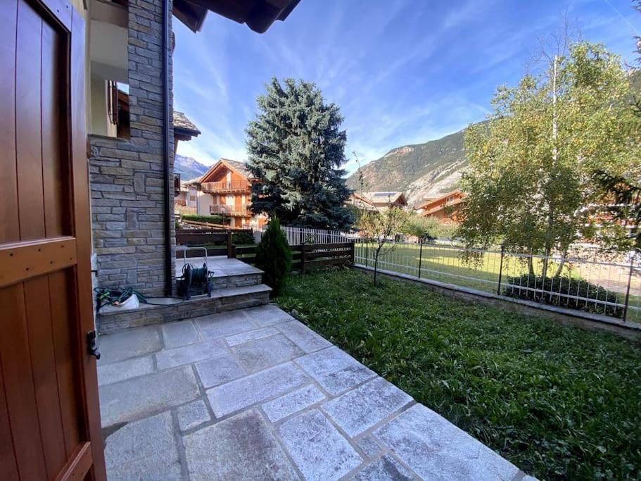 Property building, Natural landscape, Garden, Garden view, Mountain view