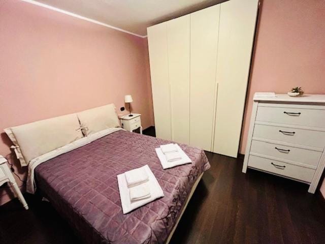 Bed, Photo of the whole room, Bedroom, towels, wardrobe