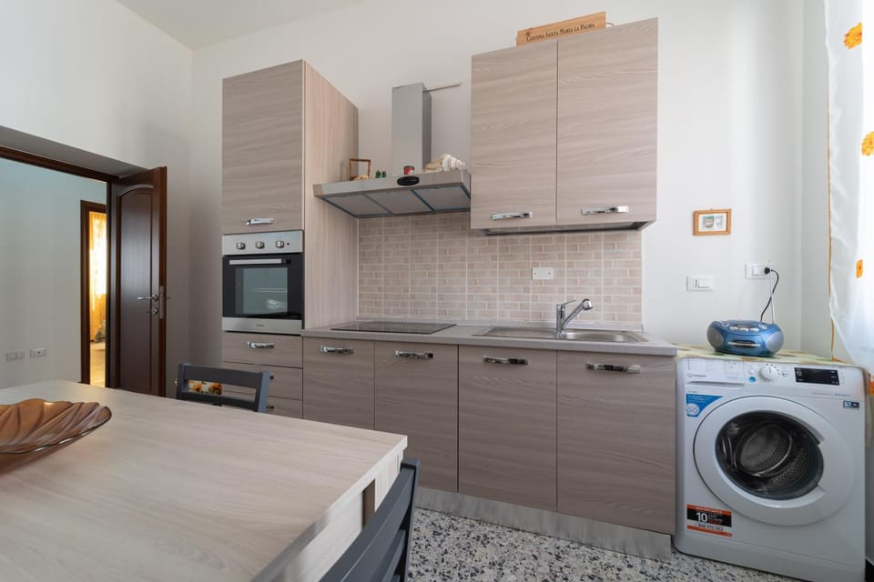 Kitchen or kitchenette, Photo of the whole room, pet friendly, stove, washing machine