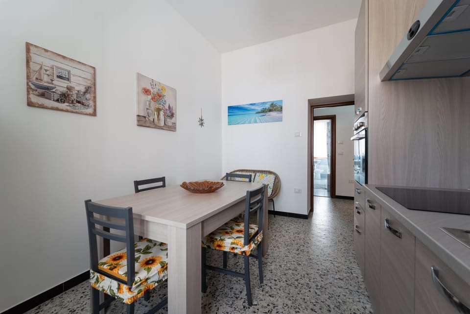 Kitchen or kitchenette, Dining area, pet friendly, stove