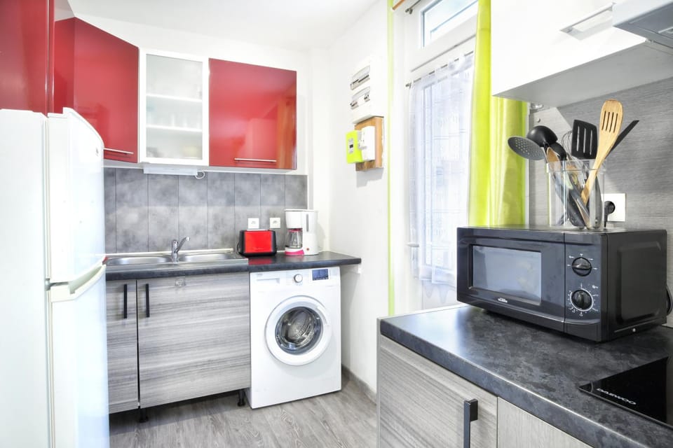 Coffee/tea facilities, stove, washing machine