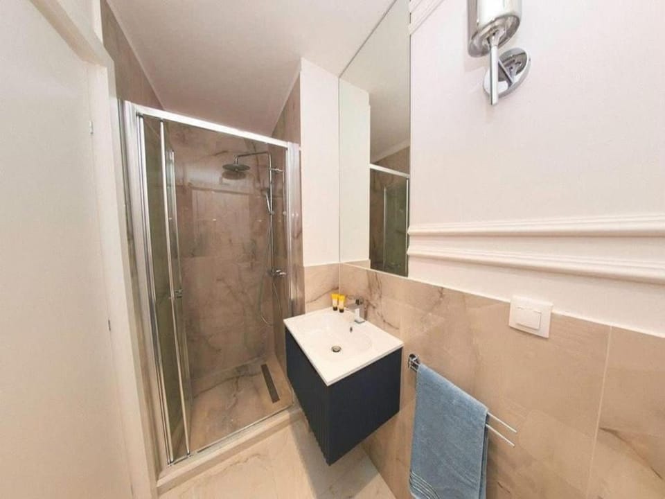 Shower, Bathroom, towels