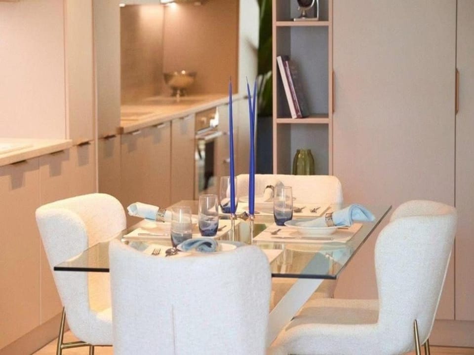 Kitchen or kitchenette, Seating area, Dining area