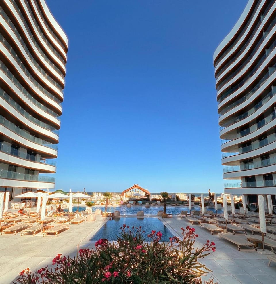 Property building, Day, Swimming pool, sunbed