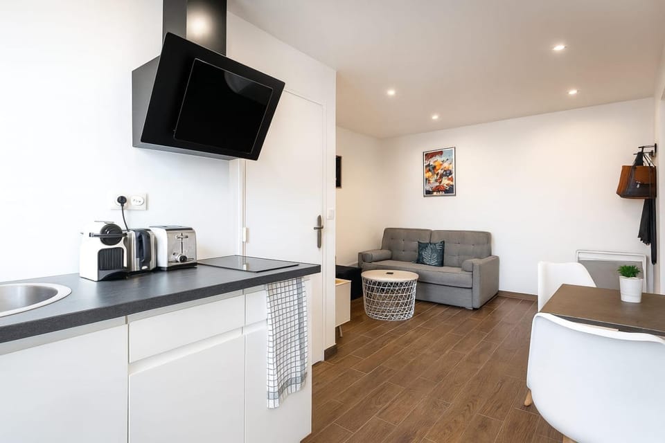 Kitchen or kitchenette, Living room, Seating area