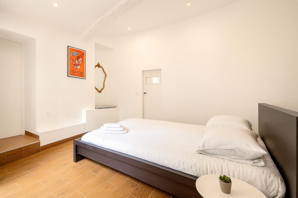 Bed, Photo of the whole room, Bedroom, towels