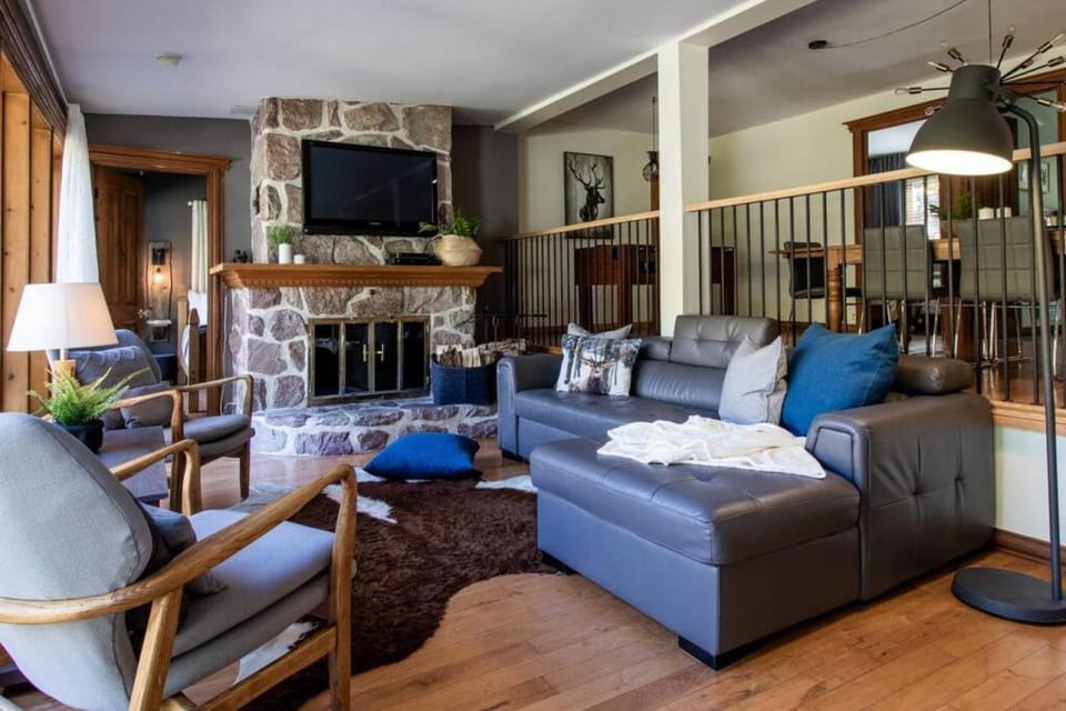 TV and multimedia, Living room, Seating area, Evening entertainment