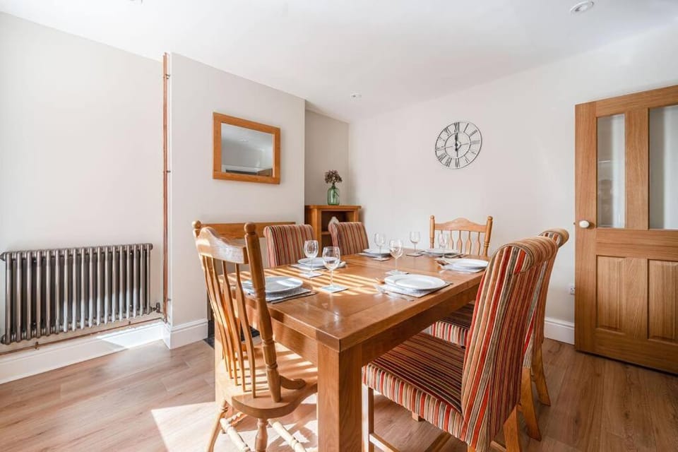 Decorative detail, Seating area, Dining area, hair dresser, internet