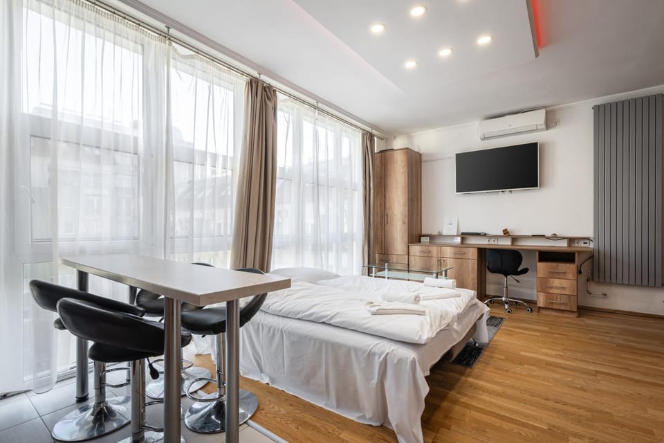 Bed, Living room