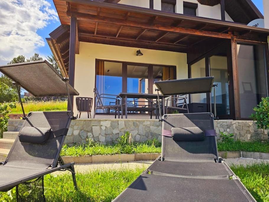 Property building, Patio, Day, Garden, Balcony/Terrace