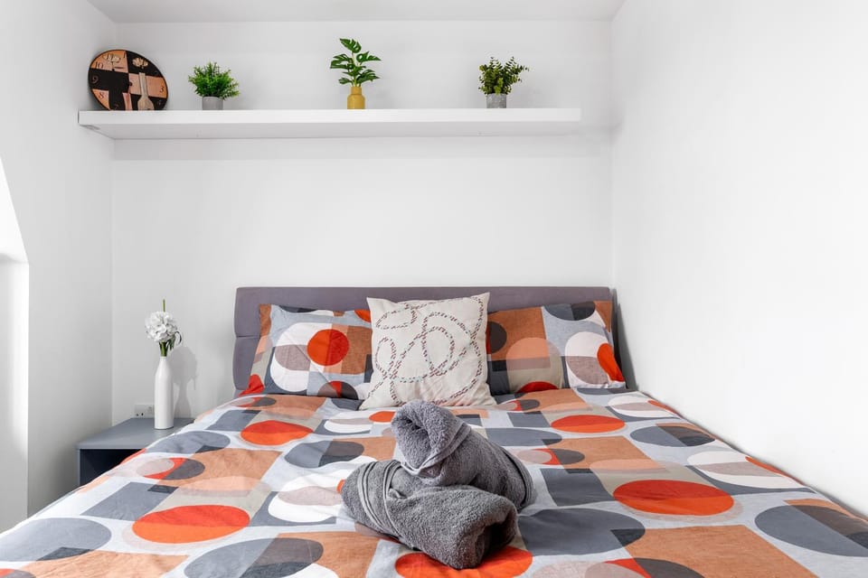 Bed, Photo of the whole room, towels