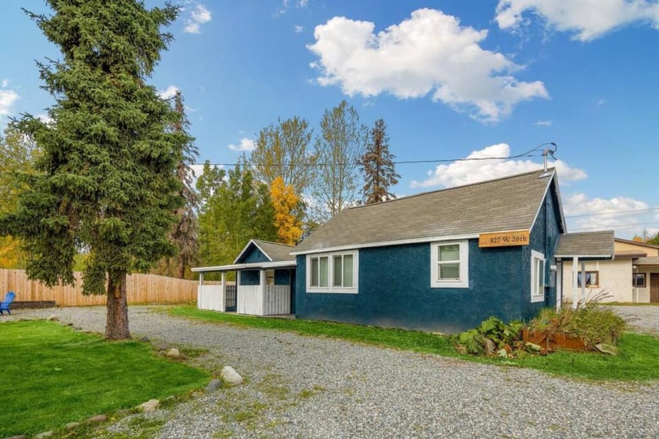 Charming Midtown Bungalow Slumber Village 2 Country House in Anchorage