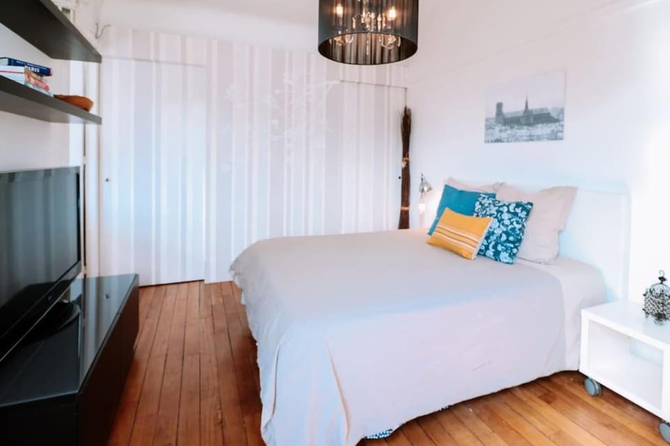 Bed, TV and multimedia, Bedroom