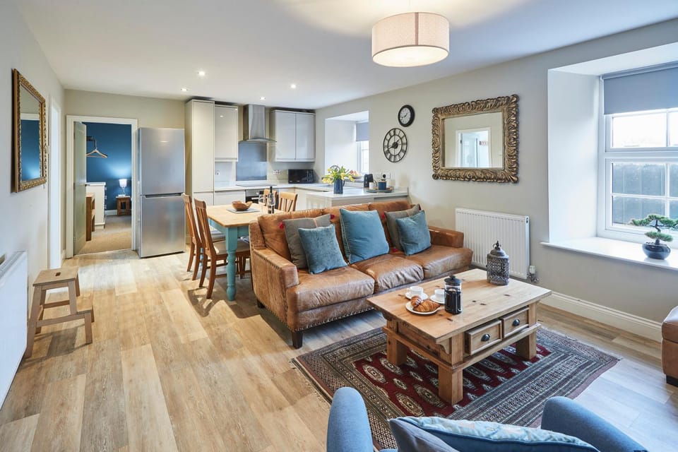 Kitchen or kitchenette, Living room, Seating area, Dining area