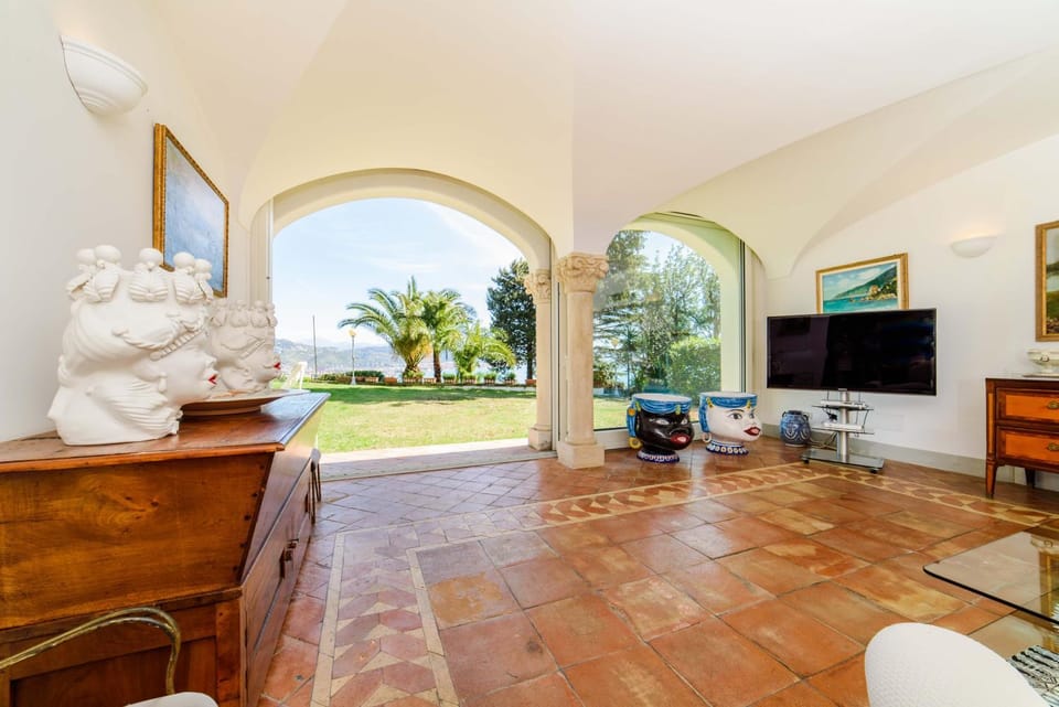 Communal lounge/ TV room, TV and multimedia, Garden view