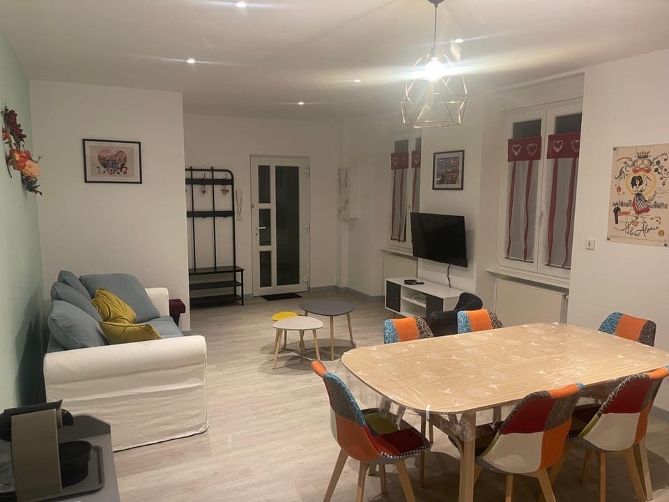 Communal lounge/ TV room, TV and multimedia, Living room, Dining area
