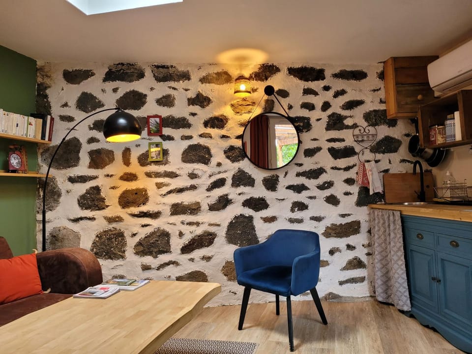 La maisonnette sous le cerisier Chalet in Auvergne-Rhône-Alpes