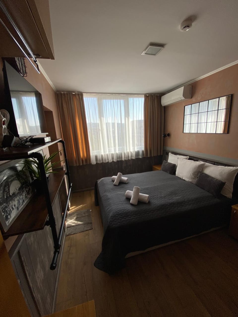 Bed, TV and multimedia, Seating area, Bedroom