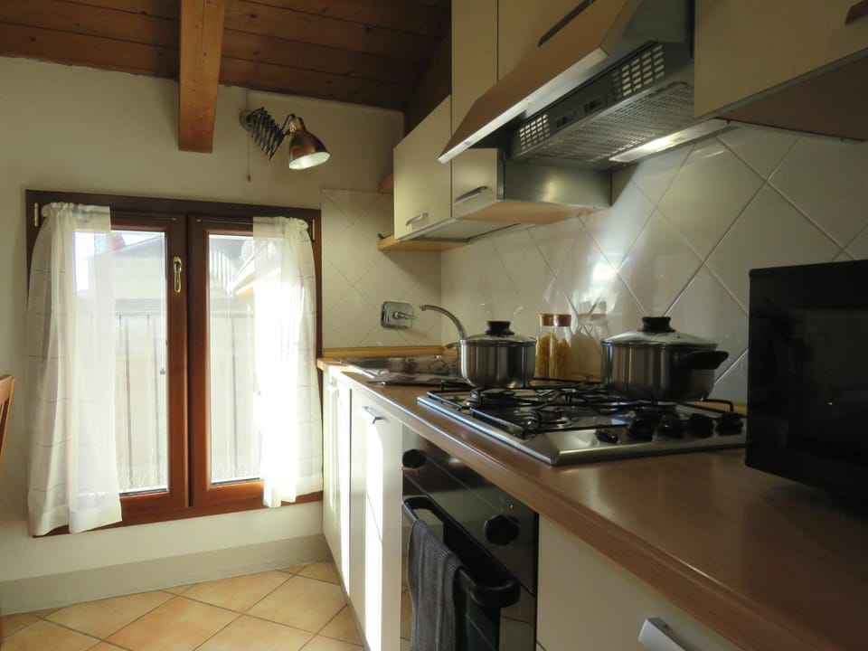 Kitchen or kitchenette, pet friendly, stove