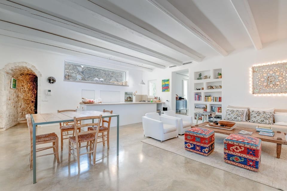Kitchen or kitchenette, Living room, Seating area, Dining area