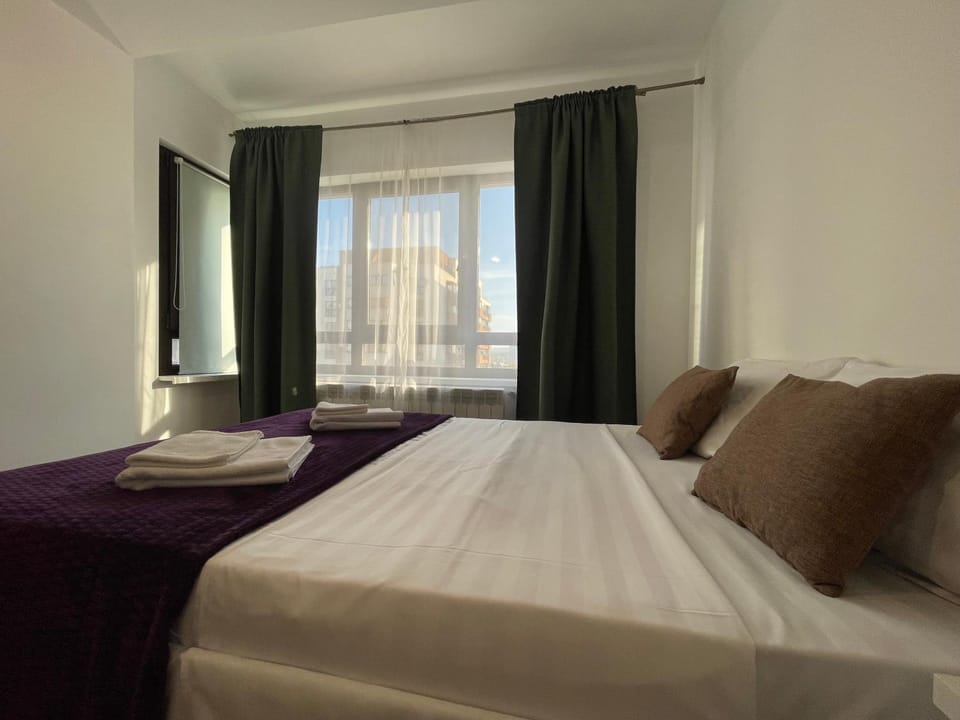 Bed, Photo of the whole room, Bedroom, towels