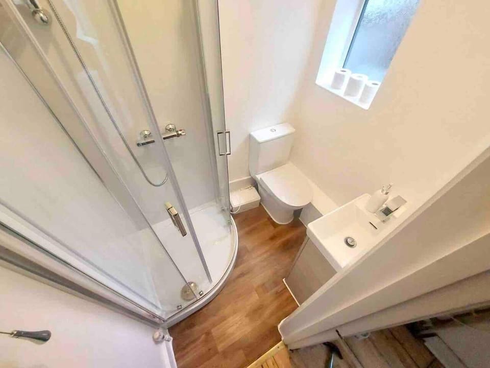 Inviting 4-Bed House near Heathrow w Fireplace House in Egham