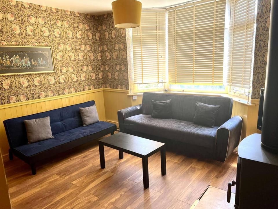 Inviting 4-Bed House near Heathrow w Fireplace House in Egham