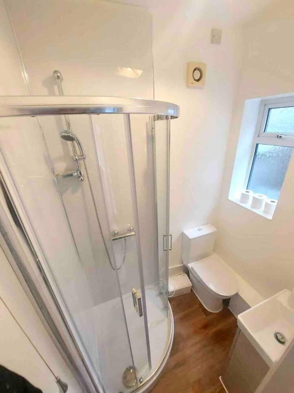 Inviting 4-Bed House near Heathrow w Fireplace House in Egham