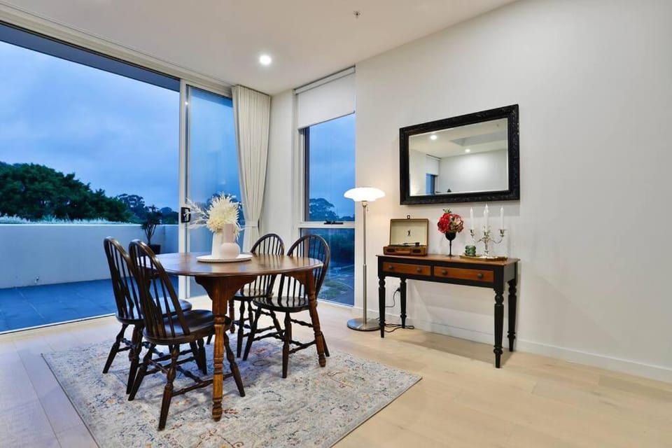 Lumière Sanctuary - Antique Elegance with Parking Apartment in Sydney