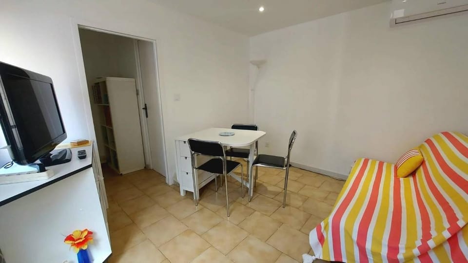 TV and multimedia, Living room, Seating area, air conditioner